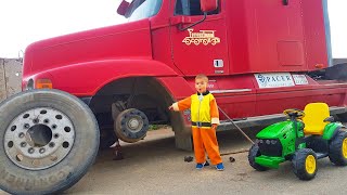 Le camion est cassé, la roue est tombée