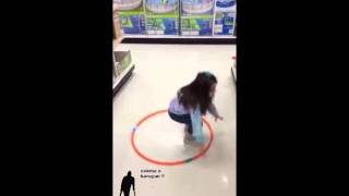 hula hoop yapamayan kücük kiz