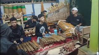 Enak juga walau hanya alat sederhana dari bahan bambu ...!! jangan sampai hilang budaya buhun ini