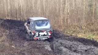 jeep wj 4.7 v8 H.Q standart vs serious off roaders :) in mud