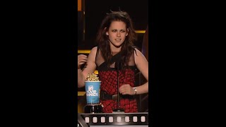 Kristen Stewart drop MTV award on the floor live on stage tiktok kristeste