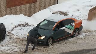 Мужик не смог, а девушка смогла: попытка выехать из снежной каши на каршеринге Делимобиль