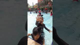 belajar berenang dulu kita gaes dikolam renang waterboom wisata liburan seru @4anakrambow #shorts