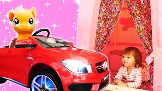 🚗🏰 Bianca en el Castillo de Juegos: ¿Qué Coche Elegirá? | Diversión con Juguetes para Niños