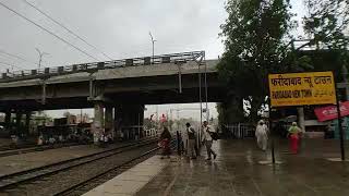 WAP-7 high speed humsafar express thrashed at faridabad amidst windy overcast weather at 130kmp/h