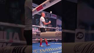 Oleksandr Usyk show his coordination skills Олександр Усик показывает мастерство с мячами