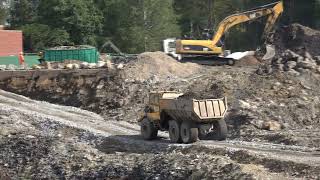 Volvo 210B Excavator Kaatopaikan kunnostustyö