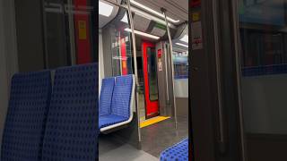 S-Bahn Berlin S8 483 017-B Türen schließen