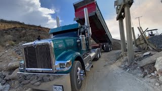 Me tire un caucho en el descargue 🤦🏻‍♂️🚛 // Hoy un relevo acompañado de mi familia 🥰🚛