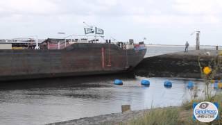 Binnenvaarttanker vastgelopen op Oosterschelde bij Sint Philipsland