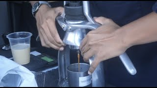 LIHAT SECARA LANGSUNG PROSES PEMBUATAN KOPI DI TWEE TOAST | INDONESIA STREET FOOD