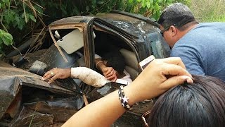 AGONIA DE UM HOMEM PARA SAIR DAS FERRAGENS, EM UMA COLISÃO ENTRE UM GOL COM UMA SAVEIRO.