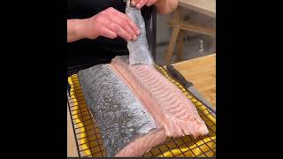 How to remove the skin of salmon #salmon #fishcleaning #cookfish #kitchenhelpers #omega3