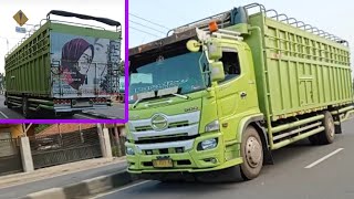 Truck Hino 500 bergambar wanita solekha