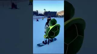 You can even take a nap while snowboarding with this turtle 😂 #snowboard #turtlecushion #protector