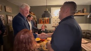 Bill Clinton impulsa en Arizona la campaña Harris-Walz y aprovecha para ir a un restaurante mexicano