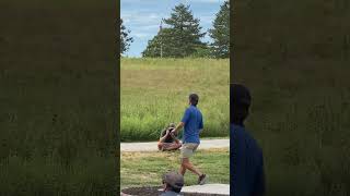 Aaron Gossage throws a forehand uphill #discgolf