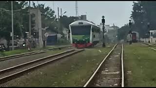 KA INSPEKSI BERJALAN LAMBAT MELINTAS STASIUN PURWAKARTA