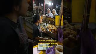 Rawon uenaak di Soehat, kota Malang. Antri dulu