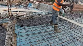 Tissage des mailles de la dernière nappes de fer a beton du radier.