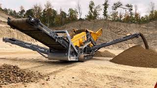 Caterpillar 980 Feeding A Screener Making Gravel. #gravel #caterpillar #Cat980 #aggregate #sand