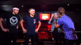 5SOS plays Smallzy's Celebrity Bobble Head Game (Legendado PT-BR)