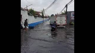 banjir dimana mana dikarenakan hujan dr semalem gak berhenti