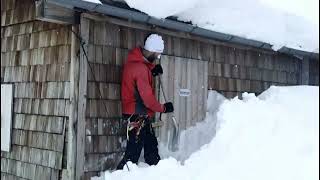 9 février 2012 (J37_4) Winterraum BREMMERHUTTE sous la neige, il faut encore pelleter !!