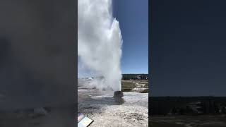 Geyser no Yellowstone National Park. Esse parque fica no estado do Wyoming, USA. É incrível #viajar