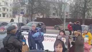 На митинге в казанских Дурбышках люди устроили "обнимашки"