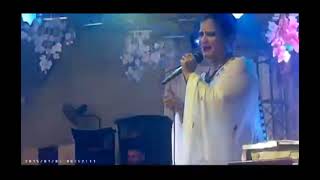 Very awesome singer Farah Lal Mainu Teriyaan Akhiyan Kaliyan very cute song live performance