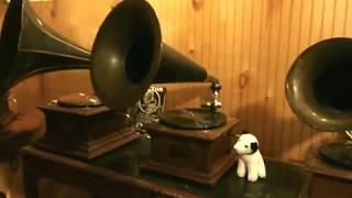 Victor Vic-II Humpback Phonograph playing How Ya Gonna Keep Em Down on the Farm?