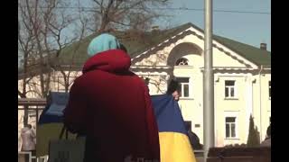 Парень вышел на улицу с флагом Украины в Латвии, город Даугавпилс.