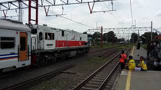 Kereta Api Lokal Pwk(324) isinya supporter persija.