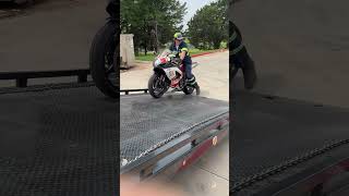 Another GSXR getting dropped off!  #towing #gsxr600 #motobrostx