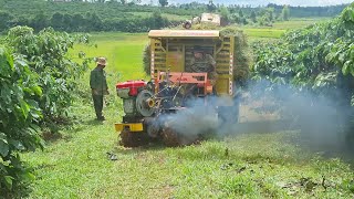 Xe công nông cầu đẩy của gara đông xuân màu vàng chở lúa bị lầy , phải dùng tời mới lên dốc được..