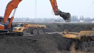 HITACHI ZAXIS 350LC LONG ARMED EXCAVATOR IN ACTION