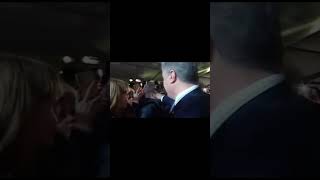 #порошенко  взял мужика за нос и сорвал с женщины шапку #прикол