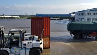 内航貨物船大峰山丸　中城で原料糖を積み込む　Loading sugar onto a cargo ship