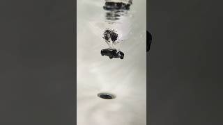 На дно slowmo water car #slowed #slowmo #slowmotion #water #fall #underwater #falling #car #splash