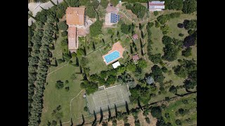 Elegante tenuta in Toscana con piscina e campo da tennis