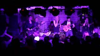 Jenny and the Mexicats - Head in My Heart (Live)