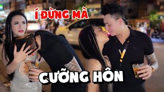 Hôn Trai Đẹp Đắm Đuối Giữa Phố | Bội Nhi Vlog