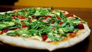 ¿Hay algo rico? Pizza casera de rúcula y pimientos asados