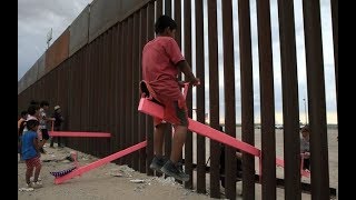 Sube y bajas que atraviesan el muro fronterizo