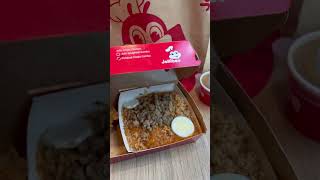 Noodles, fried chicken & gravy! Say less! Let’s go! Jollibee girl dinner! #food #girldinner #shorts