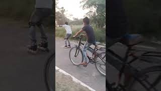 skating vs cycle race😱#roshan#skating#youtubeshorts#skating #road #viral #video#publicreaction