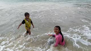 Bermain pasir dan berenang di pantai lampuuk, wisata pantai paling indah di aceh