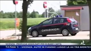 Racket della carta. Richiedenti asilo rubano giornali e riviste dai cassonetti e caricano furgoni