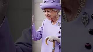 How did Queen Elizabeth break protocol